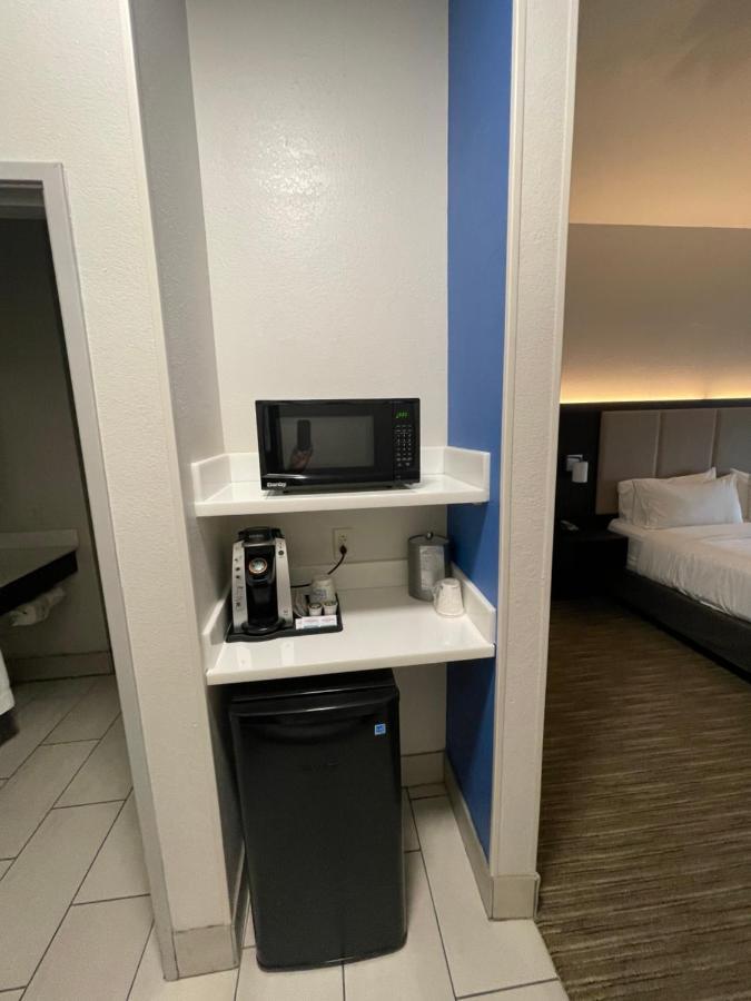 Holiday Inn Express Hotel & Suites Las Vegas By Ihg Exterior photo